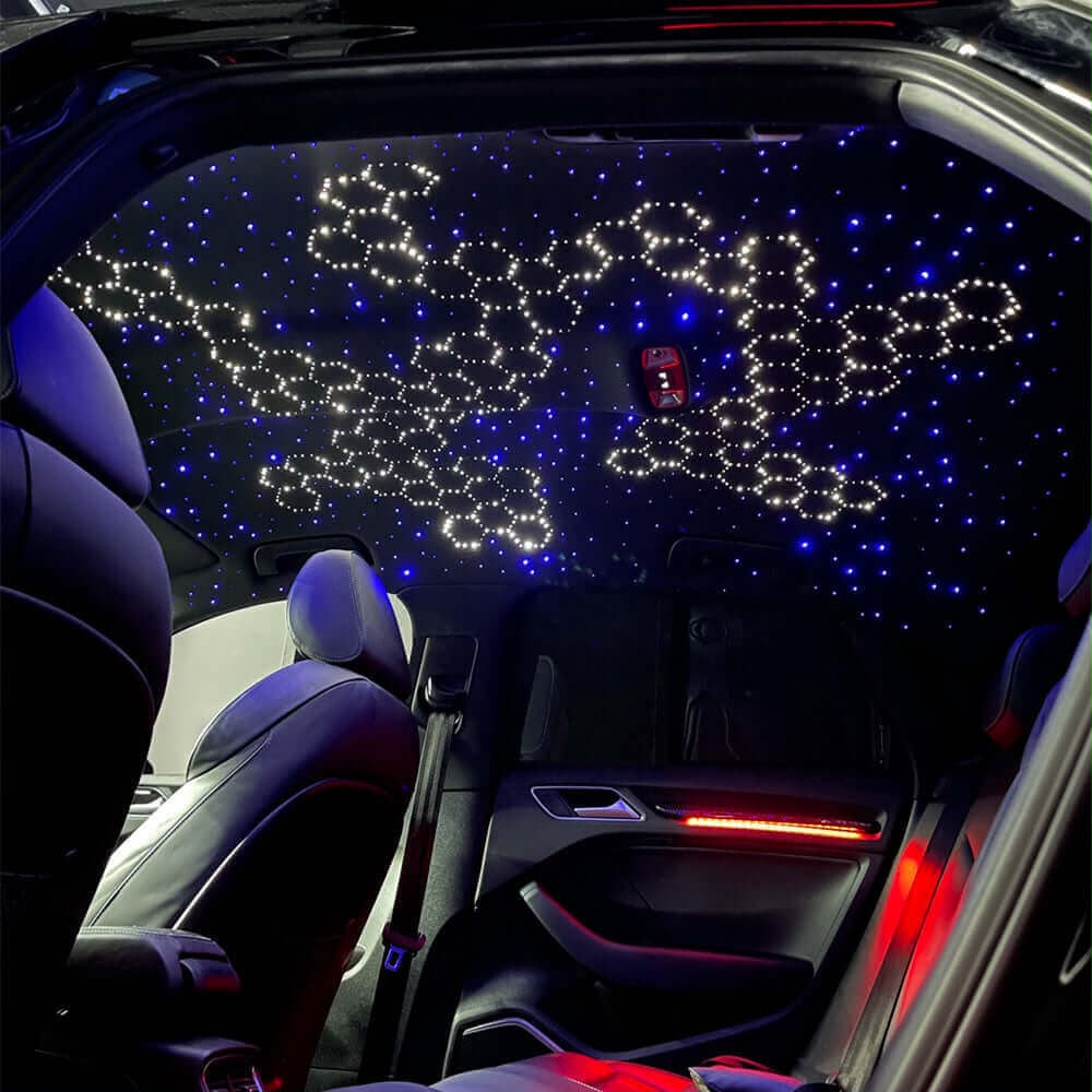 Sterrenhemel in de hemelbekleding van een auto